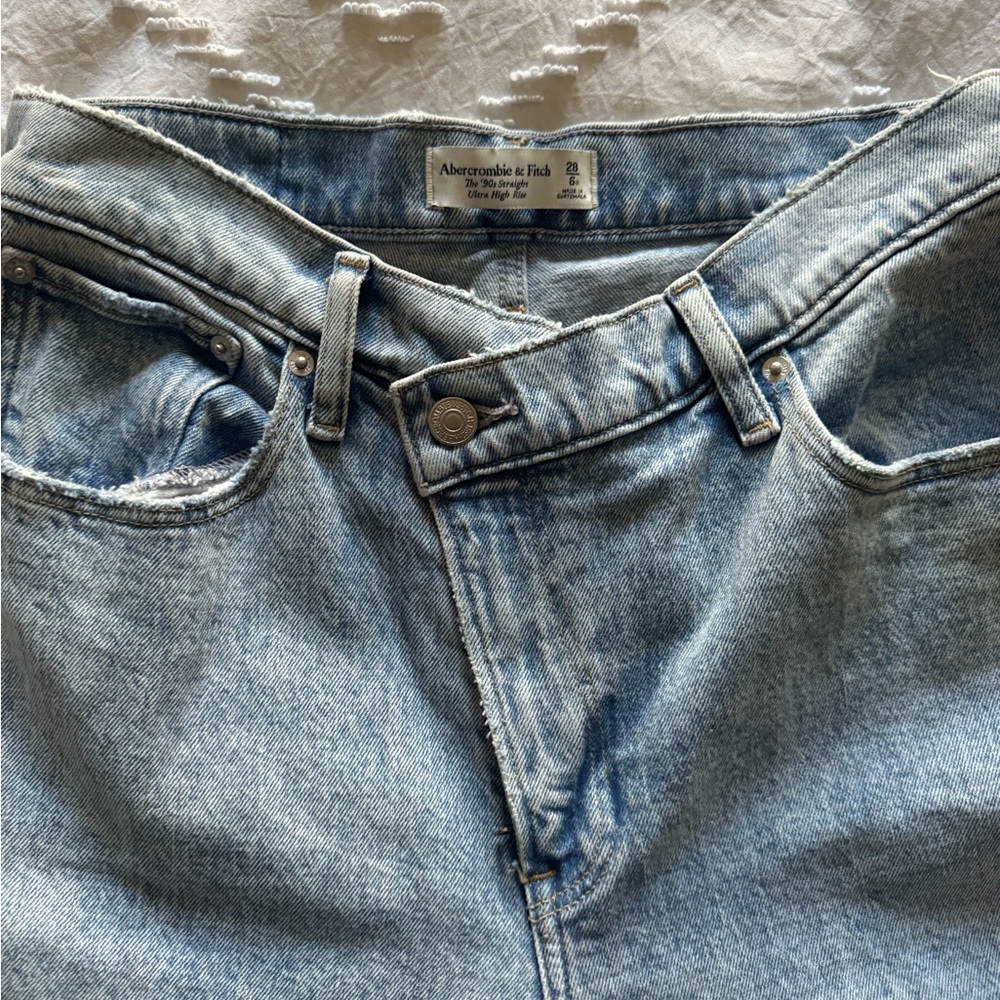 Abercrombie & Fitch Women's 90’s straight High Rise Crisscross Waist
Size 28 - Picture 3 of 8